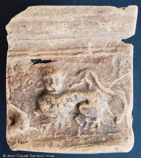 Carreau-corniche d&eacute;cor&eacute; d'une manticore, XVe s., atelier de potier d'Aoste (Is&egrave;re), 2006.