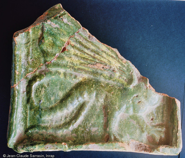 Carreau plat figurant un dragon, XVe s., atelier de potier d'Aoste (Is&egrave;re), 2006.