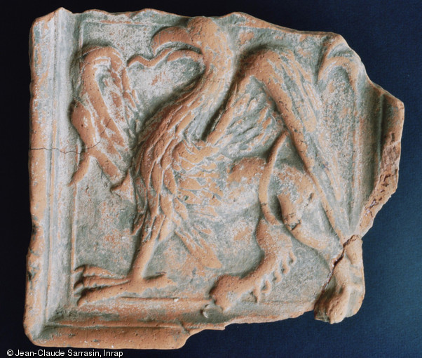 Carreau plat d&eacute;cor&eacute; d'un griffon, XVe s., atelier de potier d'Aoste (Is&egrave;re), 2006.&nbsp;