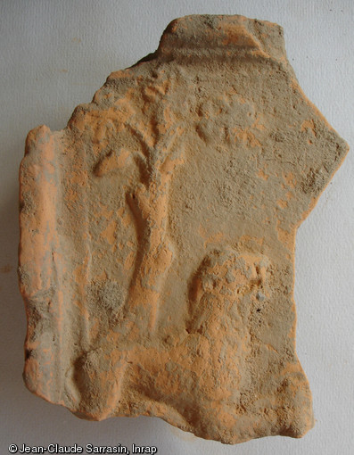 Carreau plat figurant un lion, XVe s., atelier de potier d'Aoste (Is&egrave;re), 2006.