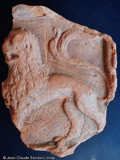 Carreau plat figurant un lion, XVe s., atelier de potier d'Aoste (Is&egrave;re), 2006.