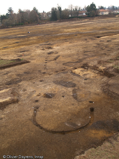 Maison longue du N&eacute;olithique r&eacute;cent, 3500-3000 avant notre &egrave;re, Bergerac (Dordogne), 2007.  Vingt maisons de ce type ont &eacute;t&eacute; identifi&eacute;es sur le site. Bien qu'elles ne soient pas toutes contemporaines, la densit&eacute; des vestiges &eacute;voque l'image d'un village important. 