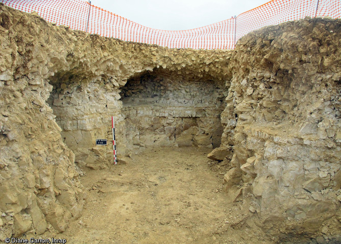 Exemple de galerie souterraine dans le gisement calcaire exploité durant l'Antiquité aux  Boubards  à Saint-Germain-du-Puy (Cher), 2011. La présence ponctuelle sur ce terrain de grèses massives très indurées a incité les terrassiers à procéder en sape sous ces grèses qui forment alors un ciel de voûte non exploité