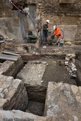 Au premier plan, des maçonneries du XIXe siècle, au second plan des niveaux d'occupation antique, découverts sur le site de la préfecture de police de Paris, 2013.  L'angle sud-est de la nef de l’église des Barnabites et une partie de son cloître ont été mis au jour. 