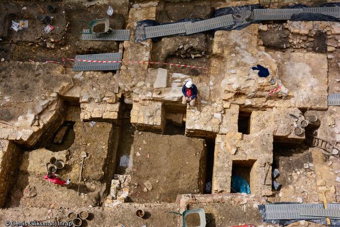 Vue générale de la fouille de la préfecture de police de Paris, 2013.Au premier plan des maçonneries du  XIXe siècle et au second plan des niveaux d'occupation antique. 