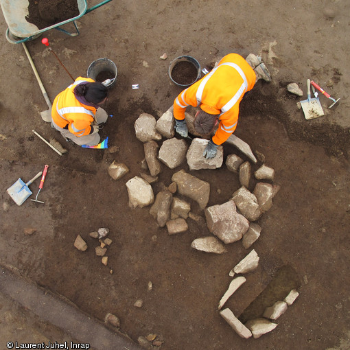 Dégagement d'une sépulture du Bronze ancien au Bono (Morbihan), 2013. Une nécropole de l'âge du Bronze ancien (2 000 avant notre ère) a été mise au jour. 