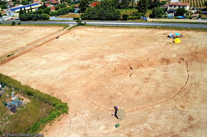 Vue aérienne de la fouille préventive de la ZAC des Vigneaux à Cuges-les-Pins (Bouches-du-Rhône), 2013.Au premier plan apparaît un enclos circulaire palissadé daté du Néolithique moyen (entre 4500 et 4000 avant notre ère).  