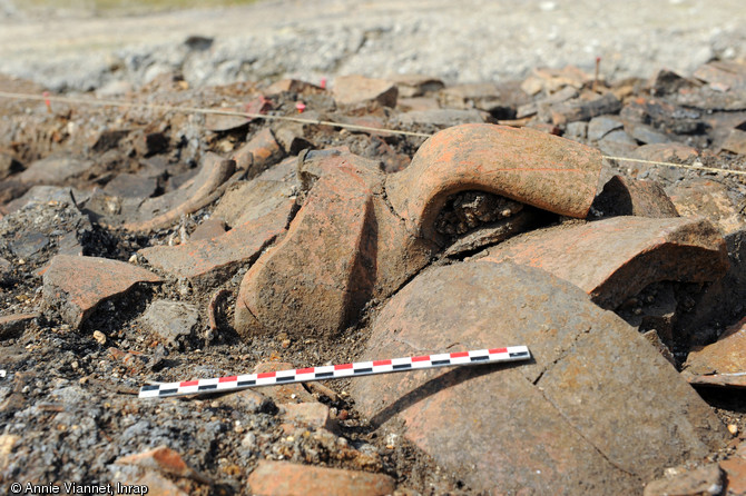 Anse et col d’une amphore brisée découverte dans la nécropole datée du tout début de l'époque romaine (30 avant notre ère) découverte à Troyes (Aube), 2013.  Ce type d’amphore, souvent d’origine italienne, pouvait mesurer une hauteur d’homme et contenait du vin. 