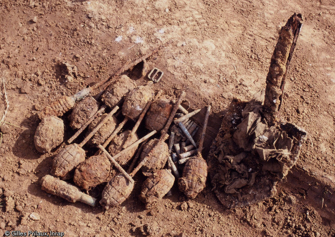 Munitions de petit calibre et grenades à fusil mises au jour sur la ZAC d'Actiparc d'Arras (Pas-de-Calais), avant l'intervention du service déminage, 2002.Pour la première fois, une zone de près de 300 hectares située au cœur d'une zone de front de la Grande Guerre a pu être fouillée.    Photo publiée dans l'ouvrage L'archéologie de la Grande Guerre, Y. Desfossés, A. Jacques et G. Prilaux, coll. Fouilles et découvertes.      