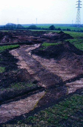 Segment de tranchée de la Grande Guerre décapée sur la ZAC Actiparc (Pas-de-Calais), 2002.La tranchée a livré un abondant matériel d'artisanat de tranchée.  Photo publiée dans l'ouvrage L'archéologie de la Grande Guerre, Y. Desfossés, A. Jacques et G. Prilaux, coll. Fouilles et découvertes.