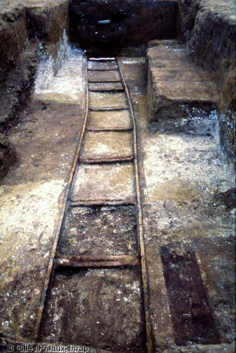 Dégagement d'une voie ferrée datant de la Grande Guerre sur la ZAC Actiparc d'Arras (Pas-de-Calais), 2002.   Photo publiée dans l'ouvrage L'archéologie de la Grande Guerre, Y. Desfossés, A. Jacques et G. Prilaux, coll. Fouilles et découvertes.