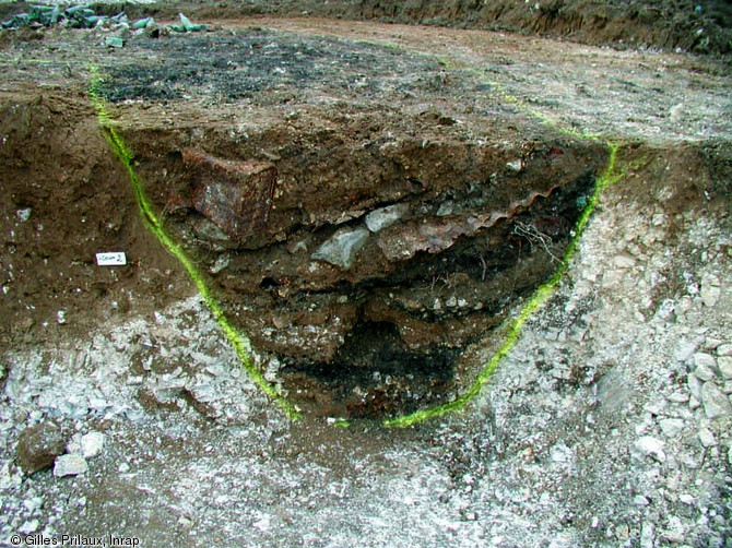 Coupe stratigraphique d'une tranchée de la Grande Guerre ayant livré les rebuts d'un atelier d'artisanat de tranchée sur la ZAC Actiparc d'Arras (Pas-de-Calais), 2002.   Photo publiée dans l'ouvrage L'archéologie de la Grande Guerre, Y. Desfossés, A. Jacques et G. Prilaux, coll. Fouilles et découvertes.