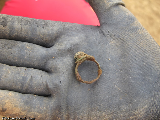 Bague de femme accompagnant le soldat Maurice Babé, mort le 30 août 1918 à Campagne (Oise), dont les restes ont été découverts fortuitement à l'occasion de la fouille d'une ferme gauloise sur le tracé du Canal Seine-Nord Europe en mai 2012.Il s'agit du quinzième corps de soldat de la Grande Guerre mis au jour sur le tracé, mais le premier à pouvoir être identifié.