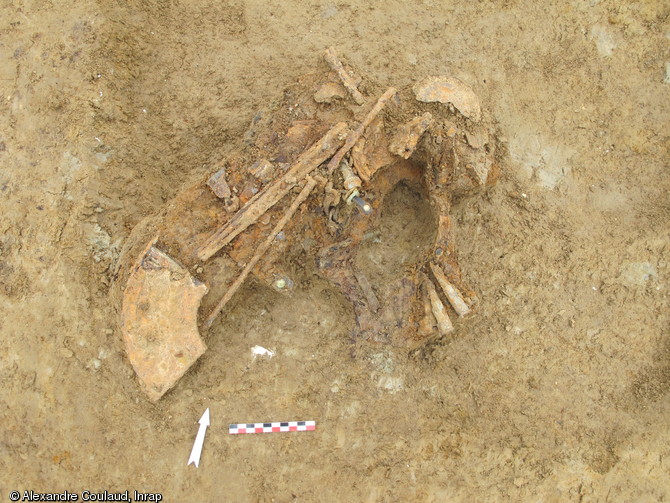 Equipement du soldat 2e classe Maurice Babé, tombé le 30 août 1918 à Campagne (Oise), retrouvé à l'occasion de la fouille d'une ferme gauloise sur le tracé du Canal Seine-Nord Europe en mai 2012.L'équipement se compose d'un casque, de trois chargeurs, d'un trépied de fusil-mitrailleur Chauchat 1915, d'une gamelle et d'une pelle-bêche.