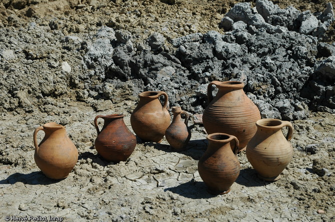 Cruches en céramique brune orangée biterroise des IIe et IIIe s. de notre ère retrouvées au fond du puits, Magalas (Hérault), 2013.