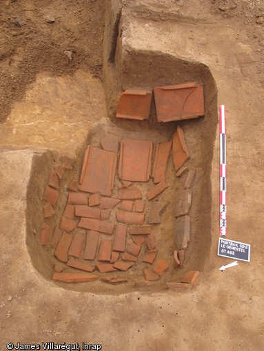 Grande fosse, peut-être un silo, dont le fond est tapissé de tegulae, Ier-IIIe s. de notre ère, Portbail (Manche), 2012.Les tuiles et les parois étaient recouvertes d'une fine couche d'argile qui permettait de rendre étanche la structure, évitant les remontées d'humidité et les infiltrations à l'intérieur.