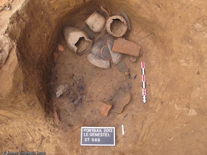 Vases et récipients complets dans un dépotoir, Ier-IIIe s. de notre ère, Portbail (Manche), 2012.