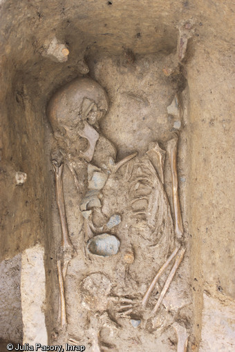 Sépulture mise au jour à Portbail (Manche), Ier-IIIe s. de notre ère, 2012.Les poteries recouvrant le haut du corps du défunt devaient être, à l'origine, déposées sur le cercueil en bois.  