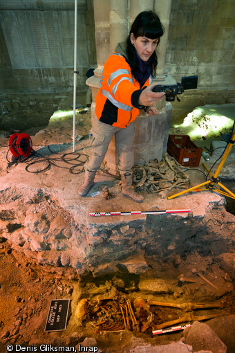 Photographie verticale d'une sépulture du XVIIIe s. dans l'église Saint-Pierre et Saint-Paul à Gonesse (Val-d'Oise), 2013.Une quarantaine de sépultures de cette période ont été fouillées. 