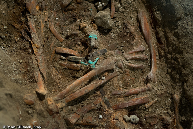 Sépulture du XVIIIe s. en cours de fouille, église Saint-Pierre et Saint-Paul, Gonesse (Val-d'Oise), 2013.L'individu a été inhumé avec un crucifix entre les bras.