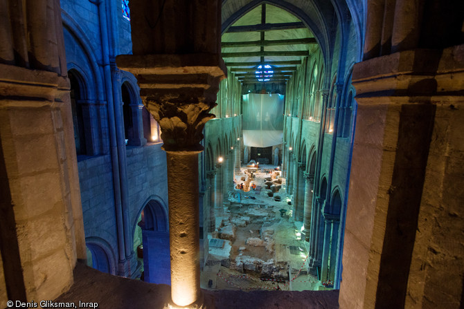 Vue générale de la fouille de la nef de l'église Saint-Pierre et Saint-Paul depuis le triforium au dessus du déambulatoire, Gonesse (Val-d'Oise), 2013. 