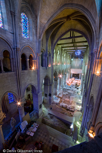 Vue générale de la fouille de la nef de l'église Saint-Pierre et Saint-Paul depuis le triforium au dessus du déambulatoire, Gonesse (Val-d'Oise), 2013. 