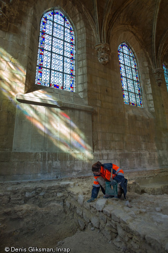 Dégagement d'un imposant mur dans le bas-côté nord de l'église Saint-Pierre et Saint-Paul à Gonesse (Val-d'Oise), 2013.Des vestiges de maçonnerie, certains appartenant au système de fondation de l'édifice actuel, d'autres à des constructions plus anciennes, ont été mis au jour.