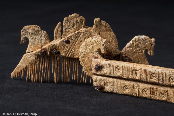 Vue de détail des décors d'un peigne et de son étui en bois de cerf mis au jour à Obernai (Bas-Rhin) en 2013.