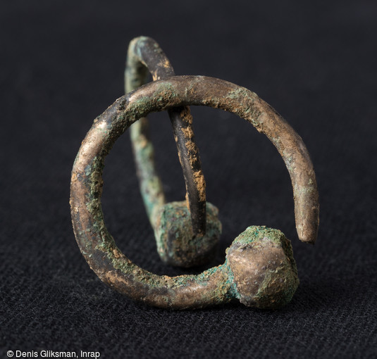 Boucles d'oreille en métal blanc, IVe-Ve s. de notre ère, Obernai (Bas-Rhin), 2013.