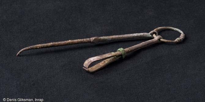 Nécessaire de toilette attaché à une châtelaine, composé d'un cure-oreille et d'une pince en métal blanc, IVe-Ve s. de notre ère, Obernai (Bas-Rhin), 2013.