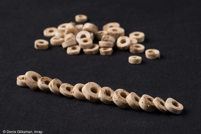 Perles en calcaire retrouvées dans une sépulture néolithique, vers 4750 avant notre ère, Obernai (Bas-Rhin), 2013.