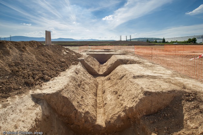 Fossé de l'enclos gaulois et reconstitution du talus, entre 150 et 30 avant notre ère, Obernai (Bas-Rhin), 2013.