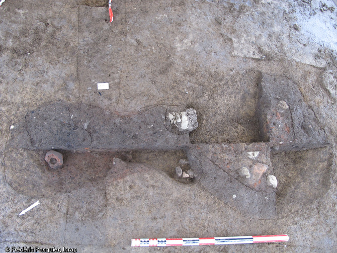 Four de réduction du minerai de fer en cours de fouille, VIIe-VIIIe s. de notre ère, Barrou (Indre-et-Loire), 2012.Les vestiges du système de fermeture à l'entrée de la cuve et un fragment d'évent sont ici observables.