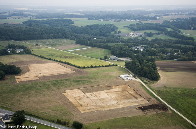 Vue aérienne des deux sites après décapage mécanique, Caudan (Morbihan), 2013.Les deux sites se développent sur un hectare chacun environ. Le premier a révélé un habitat de la fin de l'âge du Bronze, le second une ferme du haut Moyen Âge. 