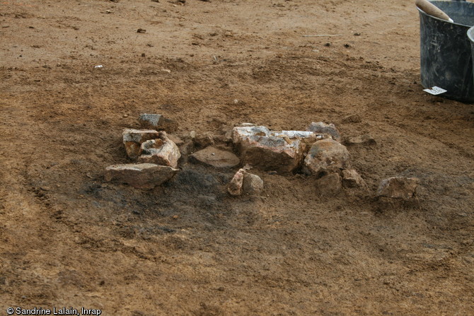 Traces d'une structure à pierres chauffées, vers 1000 avant notre ère, Caudan (Morbihan), 2013.Associées aux maisons, des traces d'activités agropastorales ont été mises en évidence : greniers, structures à pierres chauffées...