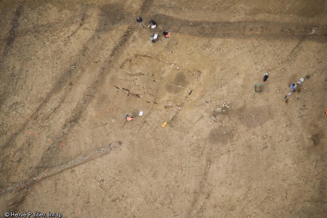 Vue aérienne de l'un des bâtiments de la ferme médiévale construit sur sablière basse, VIe-IXe s., Caudan (Morbihan), 2013.