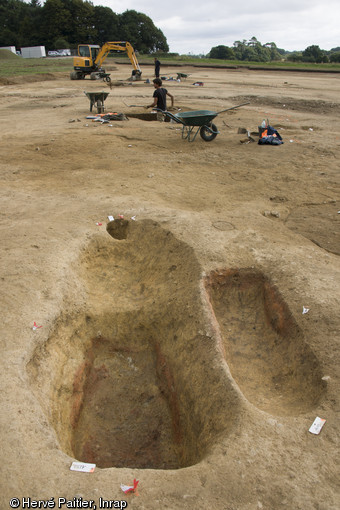 Fosses destinées au séchage des graines avant leur stockage en silo enterré, VIe-IXe s., Caudan (Morbihan), 2013.