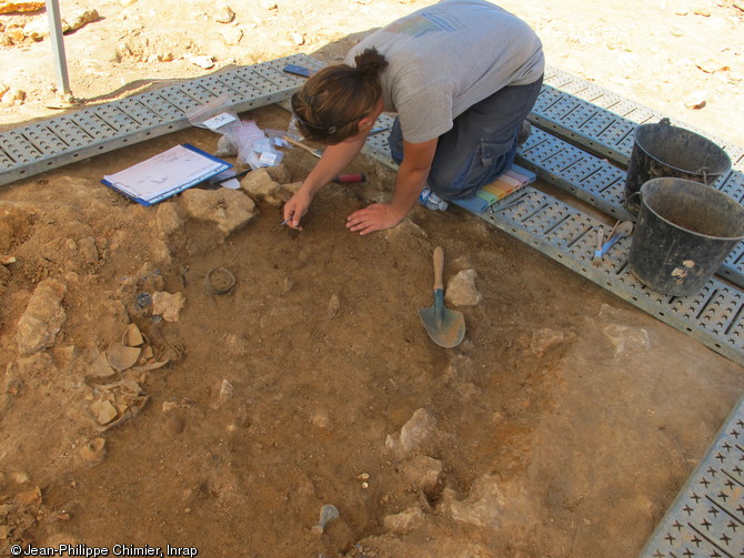 Enregistrement et démontage d'une sépulture, Esvres (Indre-et-Loire), 2013.