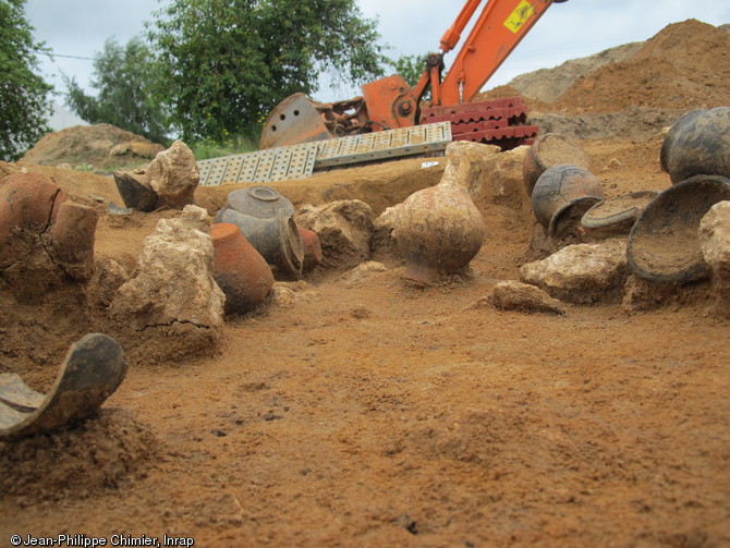 Détail du dépôt funéraire d'une sépulture de la nécropole de la  Haute-Cour , Esvres (Indre-et-Loire), 2013.  