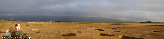 Silo en cours de fouille sur le site des Hyebles à Ymonville (Eure-et-Loir), 2010.Les activités agropastorales sont largement représentées sur le site : silos, serpettes, meules et forces ont été exhumés en grand nombre.