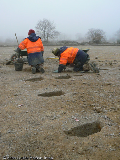 Fouille d'une s&eacute;rie de trous de poteaux, ferme gauloise de Vitr&eacute; (Ille-et-Vilaine), IIe-Ier&nbsp;s. avant notre &egrave;re, 2007.