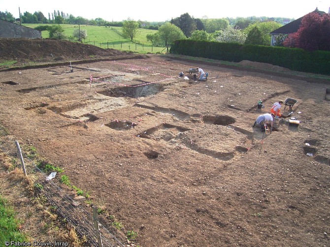 Vue g&eacute;n&eacute;ral de la fouille depuis l'angle sud-ouest, Les Palais, Saint-Marcel (Indre), 2006.Au premier plan apparaissent les diff&eacute;rents enclos. Au moins treize enclos, li&eacute;s &agrave; des rituels fun&eacute;raires, ont &eacute;t&eacute; rep&eacute;r&eacute;s.