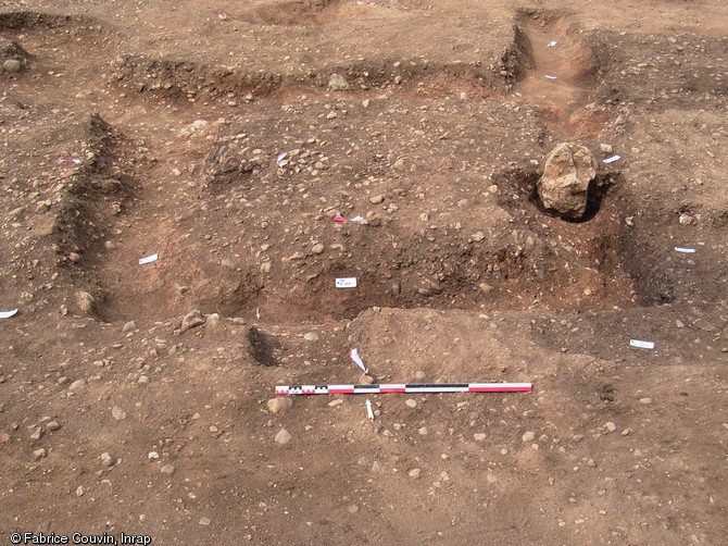 Vue g&eacute;n&eacute;rale de l'enclos n&deg;8 en cours de fouille, Saint-Marcel (Indre), 2006.Les foss&eacute;s d&eacute;limitant les diff&eacute;rents enclos ont livr&eacute; des restes de banquets fun&eacute;raires ou comm&eacute;moratifs ainsi que des r&eacute;sidus de &nbsp;cr&eacute;mation.