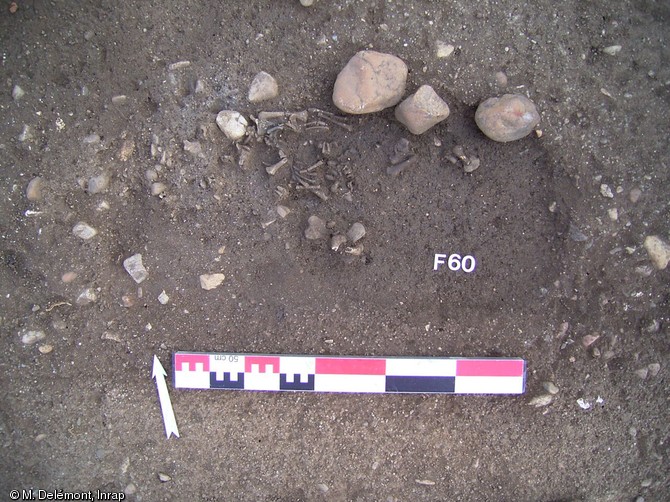 S&eacute;pulture d'enfant, Ier&nbsp;s. de notre &egrave;re, Saint-Marcel (Indre), 2006.Les ossements, mal conserv&eacute;s, ont &eacute;t&eacute; perturb&eacute;s.