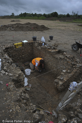 Cave du Ier s. de notre ère en cours de fouille, Val-de-Reuil (Eure), 2012. Cette cave prouve l'existence d'au moins deux grandes phases bâties au Haut-Empire sur le site du Chemin du Bosquet.