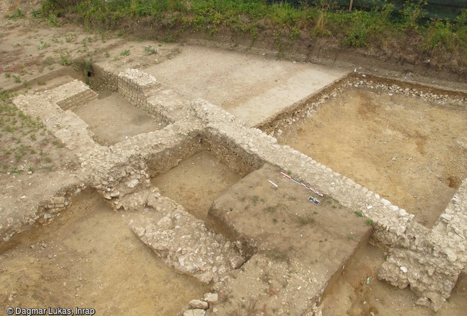 Une partie d'un bâtiment résidentiel antique en cours de fouille, Val-de-Reuil (Eure), 2012.Au total, l'édifice présente une superficie au sol d'environ 2000 m2.