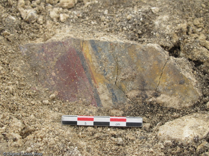 Fragment d'enduit peint polychrome provenant d'un niveau de démolition du bâtiment résidentiel du Haut-Empire, Val-de-Reuil (Eure), 2012.