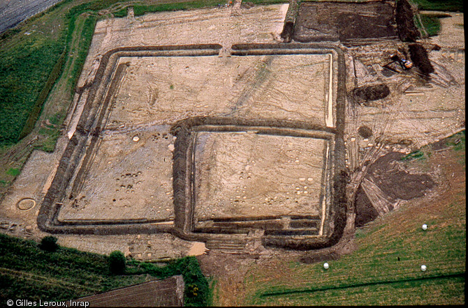 Vue aérienne du site de Rosquelfen à Laniscat (Côtes-d'Armor), 2007.Une grande ferme gauloise entourée d'un large fossé délimitant une superficie de 7500 m2 est construite vers le milieu du IIIe s. avant notre ère. Peu après la conquête romaine, un établissement gallo-romain de plus petites dimensions, 1850 m2 au sol, s'implante dans l'emprise de l'ancienne ferme.   