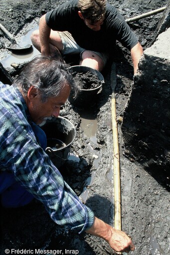 Lance d'estoc en cours de dégagement, première moitié du XIe s., Pineuilh (Gironde), 2003. Comme les éperons, olifants ou d'autres armes de chasse et de guerre, cet objet témoigne du statut de chevalier de l'occupant du site.