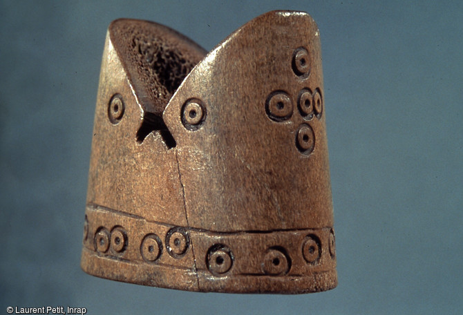 Tour (Roc) d'un jeu d'échecs en bois de cerf, seconde moitié du XIe s., Pineuilh (Gironde), 2003.    Photo publiée dans l'ouvrage Archéologie médiévale en France - Le premier Moyen Âge, Isabelle Catteddu, coll. Archéologies de la France. 